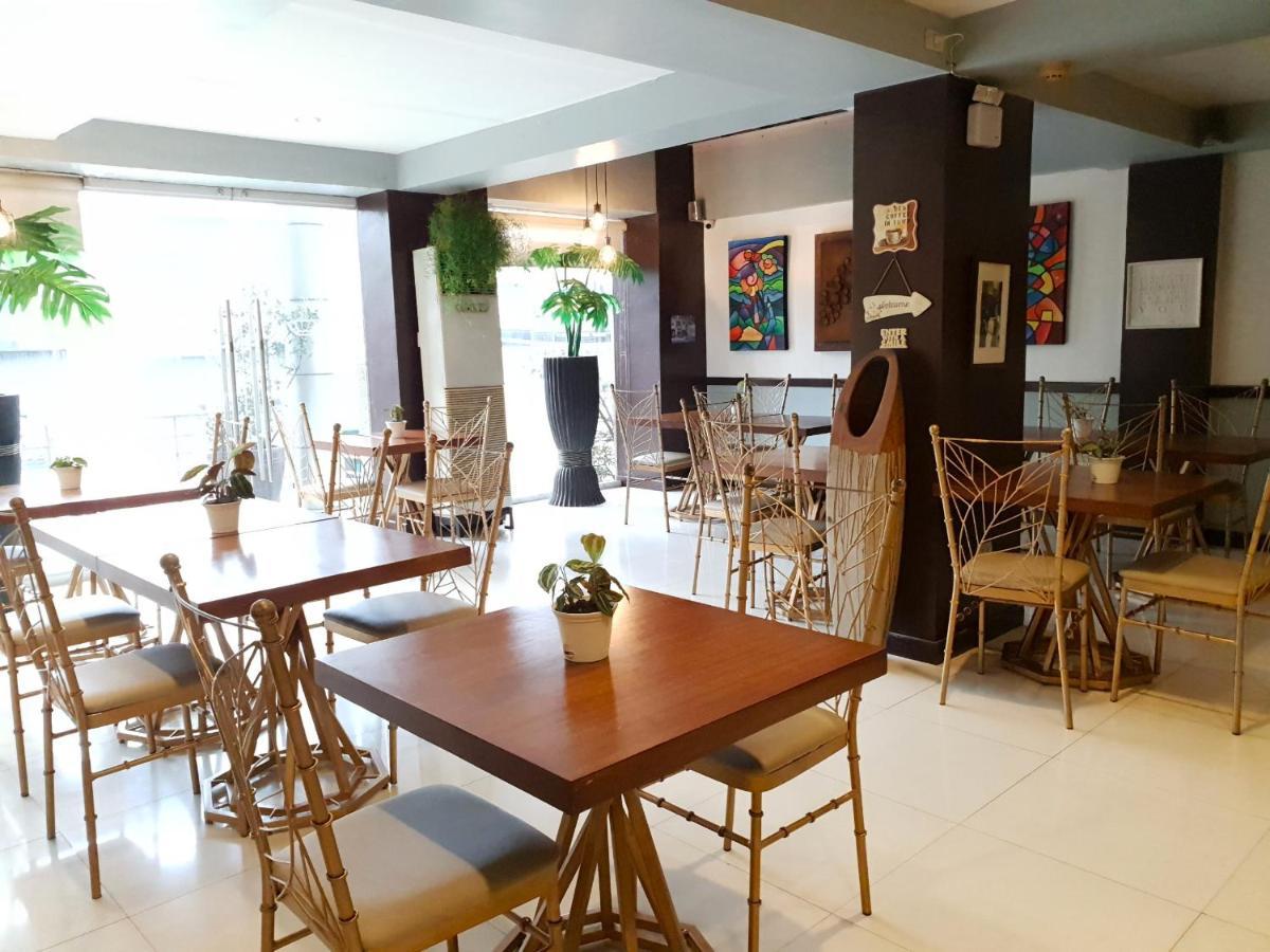 Festive Hotel Makati Paco Extérieur photo