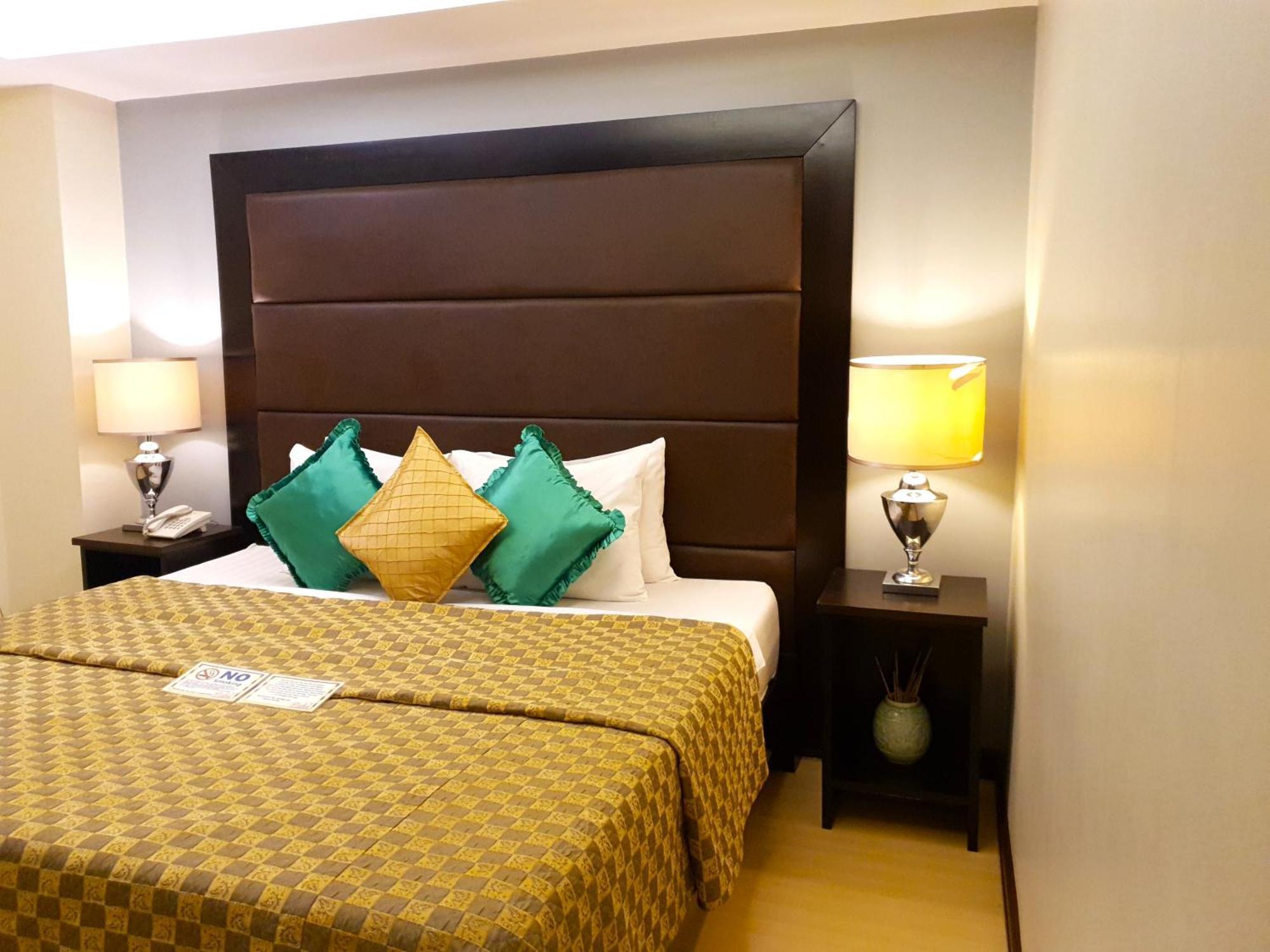 Festive Hotel Makati Paco Extérieur photo